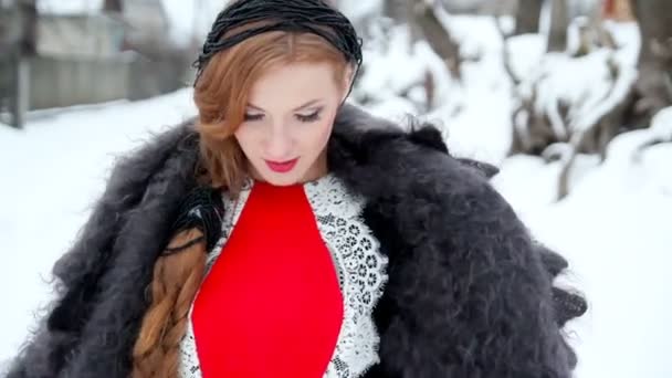 Güzel kız kışın kar altında köy caddesinde yürüyor.. — Stok video