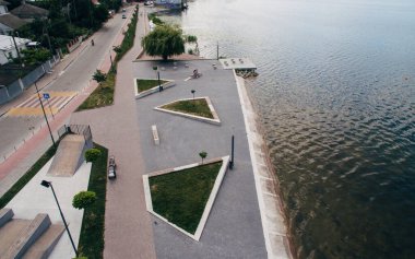 Göl kenarındaki toprak setine, plaja ve kaykay parkına kadar hava manzarası. Sağlık Bölgesi.