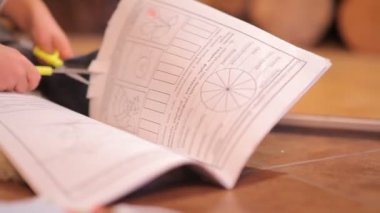 Küçük çocuk makasla oynuyor. Çocuk güvenliği kavramı.