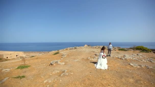 Güzel gelin ve damat düğün günlerinde sahilde — Stok video