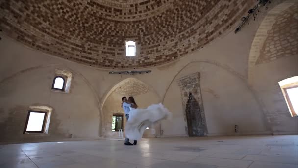 Vacker och glad brud och brudgum i ett gammalt slott på deras bröllopsdag. — Stockvideo