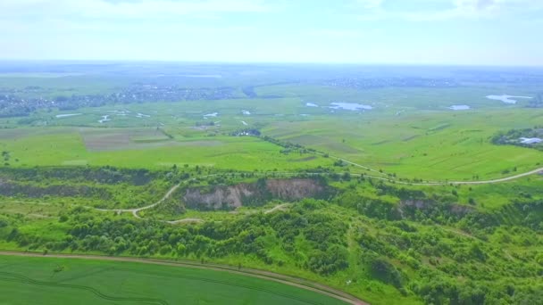 Uçağın penceresinden yeşil tarlalara ve koruluklara hava görüntüsü. Ukrayna — Stok video