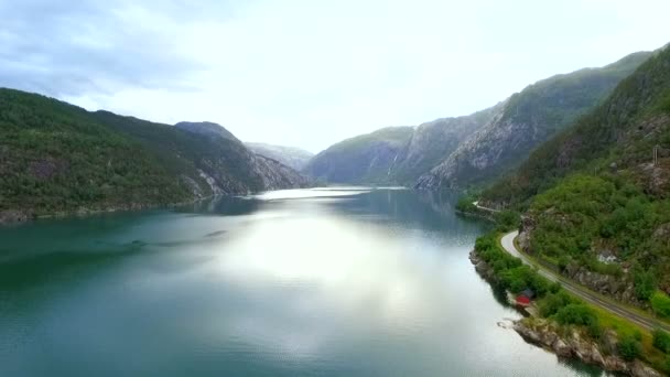 Прекрасный пейзаж Норвегии в летний день — стоковое видео