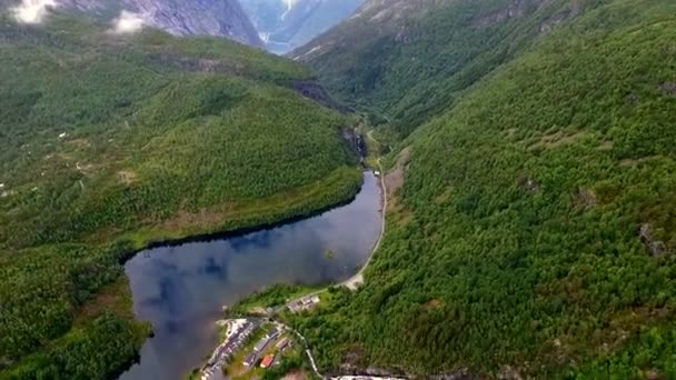 Noruega. hermoso paisaje de Noruega. Trolls Path Trollstigen o Trollstigveien sinuoso camino de montaña — Vídeo de stock