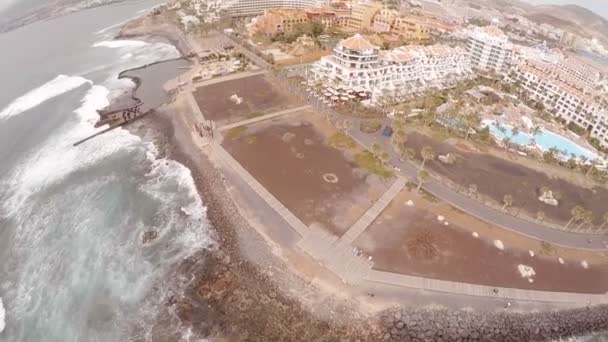 Vistas aéreas del océano, costa y hoteles en Tenerife. Islas Canarias. Playas y hoteles vacíos durante la epidemia de Covid-19 — Vídeo de stock