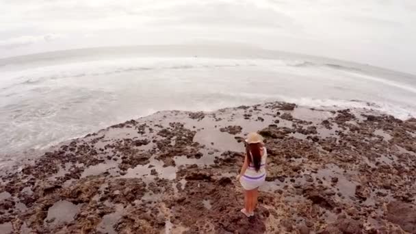 Luftaufnahme. Das Mädchen am Strand von Teneriffa blickt auf das Meer. — Stockvideo