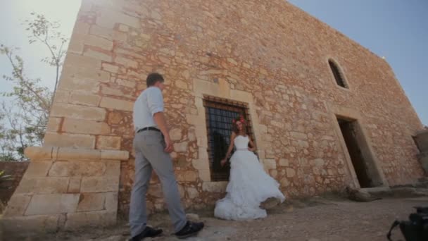 Romantische Fotosession des Brautpaares in der Nähe des alten Schlosses. — Stockvideo