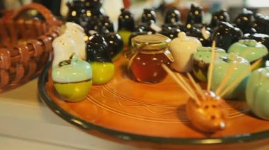 Yunanistan 'da yerel bir pazarda çömlek, hediyelik eşya ve bal.