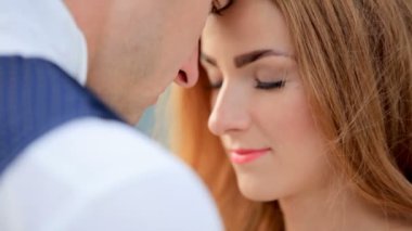 Güzel gelin ve damat aşık, hassas duygular içinde. Yakın plan.