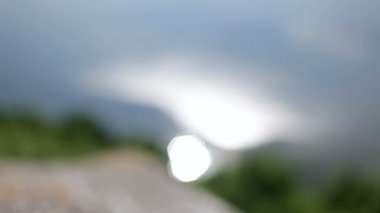 Dik bir kıyısı olan geniş bir nehrin güzel manzarası. Dniester, Ukrayna. bokeh.