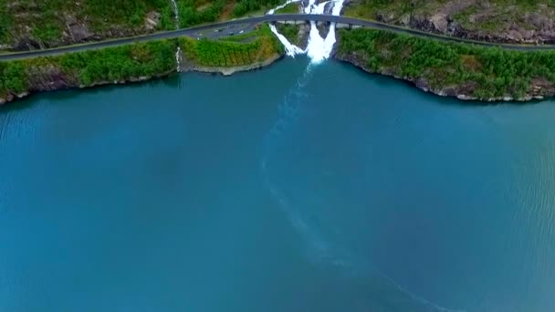 Prachtig landschap. Een prachtige waterval.. Uitzicht vanuit de lucht. Noorwegen. — Stockvideo