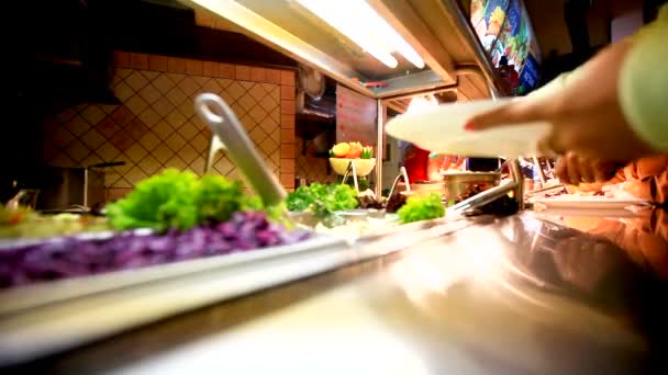 Různé hotové pokrmy na pultu v jídelně Samoobslužné. — Stock video