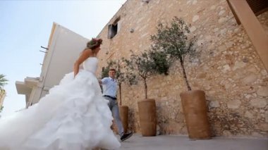 Güzel gelin ve damat Yunanistan sokaklarında evleniyorlar. .
