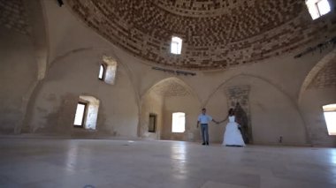 Eski tapınaktaki güzel gelin ve damat düğün günlerinde