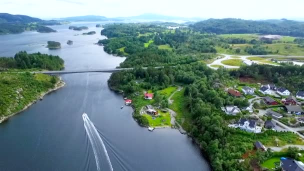 Krásná panoramatická krajina široké řeky a ostrovů Norska. Letecký pohled. — Stock video