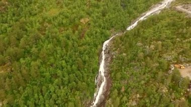 Norveç. Trol Yolu Trol stijeni kıvrımlı dağ yolu ve bir dağ nehri. Havadan üst görünüm.