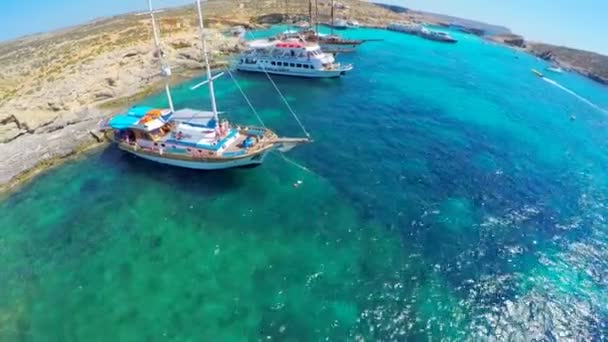 Повітряний вид красивого узбережжя Мальти і розкішних яхт. Поняття ідеального літнього відпочинку. — стокове відео
