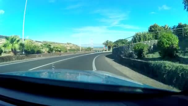 Mooi uitzicht vanuit de voorruit van een auto op Tenerife. — Stockvideo