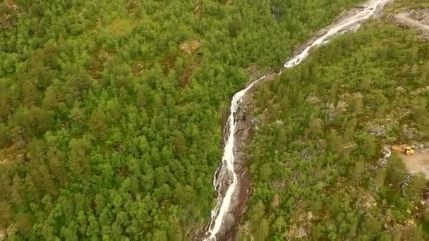 Norvégiában. Trolls Path Trollstigen kanyargós hegyi út és egy hegyi folyó. Légfelülnézet. — Stock videók