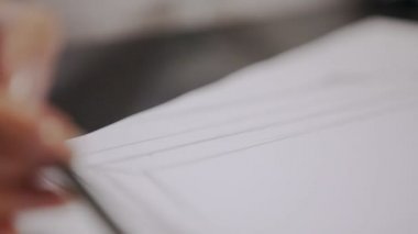 Sanatçı bir kalemle çizer. Vücut parçaları. yakın plan