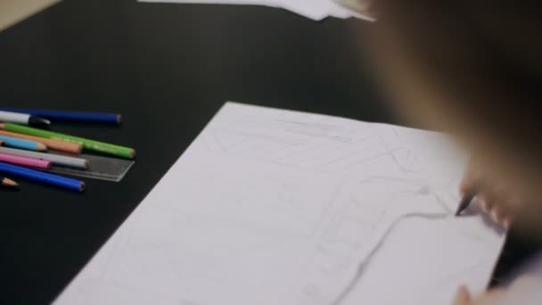 A női művész ceruzával rajzol. Testrészek. közelkép — Stock videók
