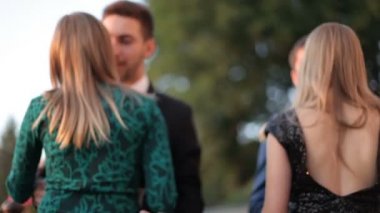 İki kız iki erkekle romantik bir randevuya çıktı. Çifte randevu.