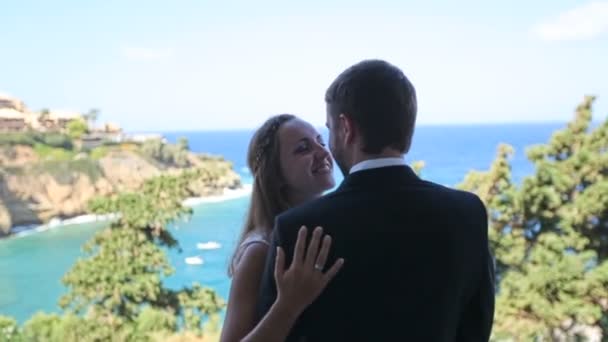 Šťastní novomanželé v parku u moře v jejich svatební den. — Stock video