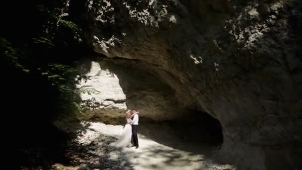Pengantin wanita dan pengantin pria di hutan pada hari pernikahan. — Stok Video