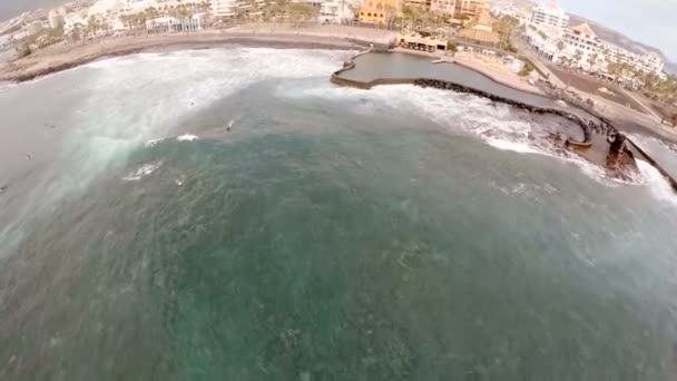Vista aérea del océano, la playa y los hoteles de lujo. España Islas Canarias. Tenerife. — Vídeo de stock
