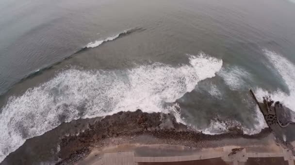 대서양을 공중에서 바라보는 파도가 테네리페 의검은 자갈 해안으로 돌진하고 있다. — 비디오