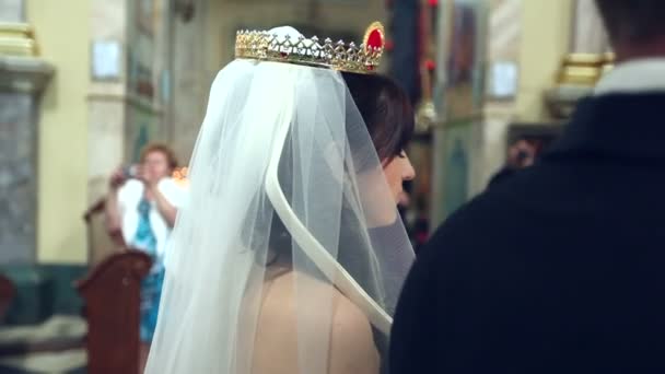 Hochzeitstag. Braut und Bräutigam in der Kirche — Stockvideo