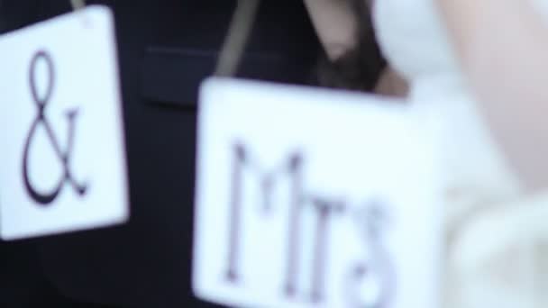 Bruid en bruidegom houden Bruidstabletten met de letters Mr en Mrs. — Stockvideo