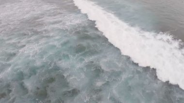 Okyanus dalgalarını yukarıdan izle. Tenerife. Kanarya Adaları. İspanya. Hava görüntüsü. Yavaş çekim