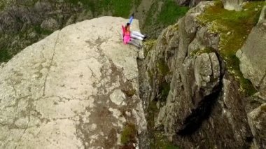 Norveç. Bir adam ve bir kız bir Cli 'nin kenarında oturuyorlar.