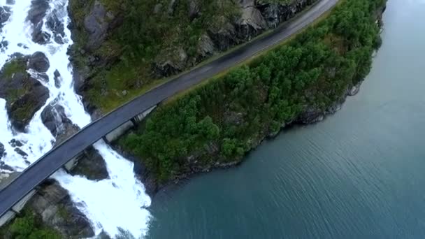 大瀑布从公路下面流过.空中风景。挪威 — 图库视频影像