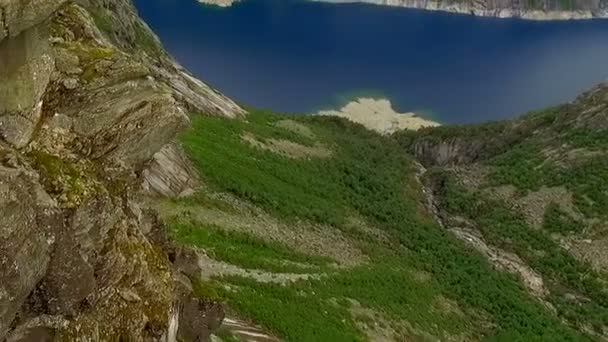 Удивительный вид с воздуха на норвежские фьорды. — стоковое видео