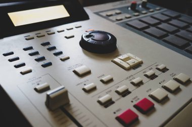 elektronik müzik enstrümanı, hip hop enstrümanları yaratmak için davul makinesi