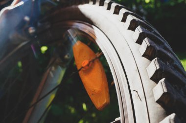 Bisiklet zinciri yaz yeşilliğinin arka planında Güneş ışınlarında