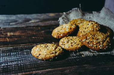 Eski ahşap arka planda tahıllı yulaf ezmeli kurabiyeler, kopyalama alanı