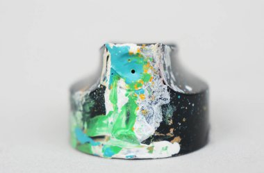 Modern sanat konsepti, aerosol boya kapağı, grafiti teması, boya lekeleri.