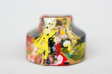 Modern sanat konsepti, aerosol boya kapağı, grafiti teması, boya lekeleri.