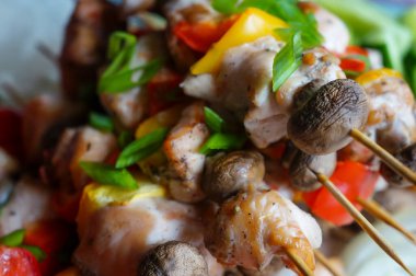 Biber ve mantarlı tavuk filetosu, sebzeli barbekü.