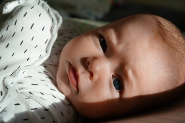 Üç aylık güzel bir bebeğin şapka takarak uyuyan portresi