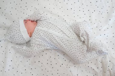 Üç aylık güzel bir bebeğin şapka takarak uyuyan portresi