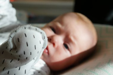 çocuk, insanlar ve mutluluk konsepti - mavi gözlü sevimli çocuk