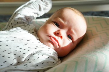 çocuk, insanlar ve mutluluk konsepti - mavi gözlü sevimli çocuk