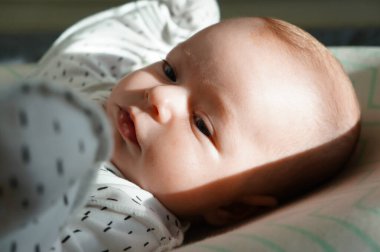 çocuk, insanlar ve mutluluk konsepti - mavi gözlü sevimli çocuk