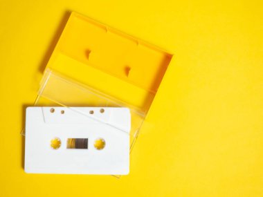 Ses kaydı. Sarı arkaplanı olan klasik beyaz ses bandı.