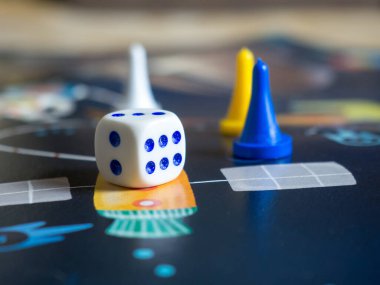 Masa oyunu konsepti bir masa oyunu tahtası, bir sürü parça, zar, aile için ev eğlencesi.