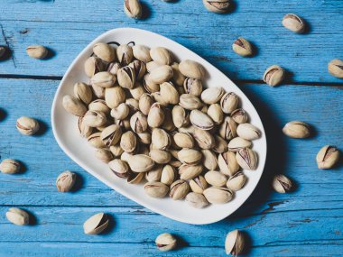 Beyaz fındık kasesi ahşap arka planda, kopyalama alanı